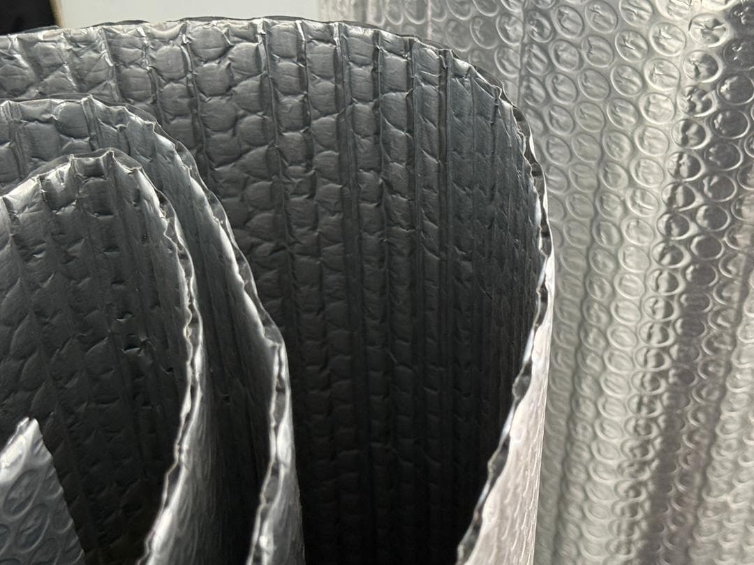 Single-layer bubble foil insulation material